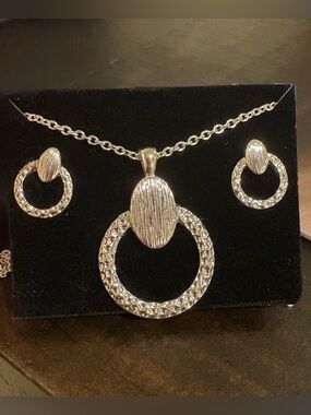 Silvertone Jewelry Set - New in box